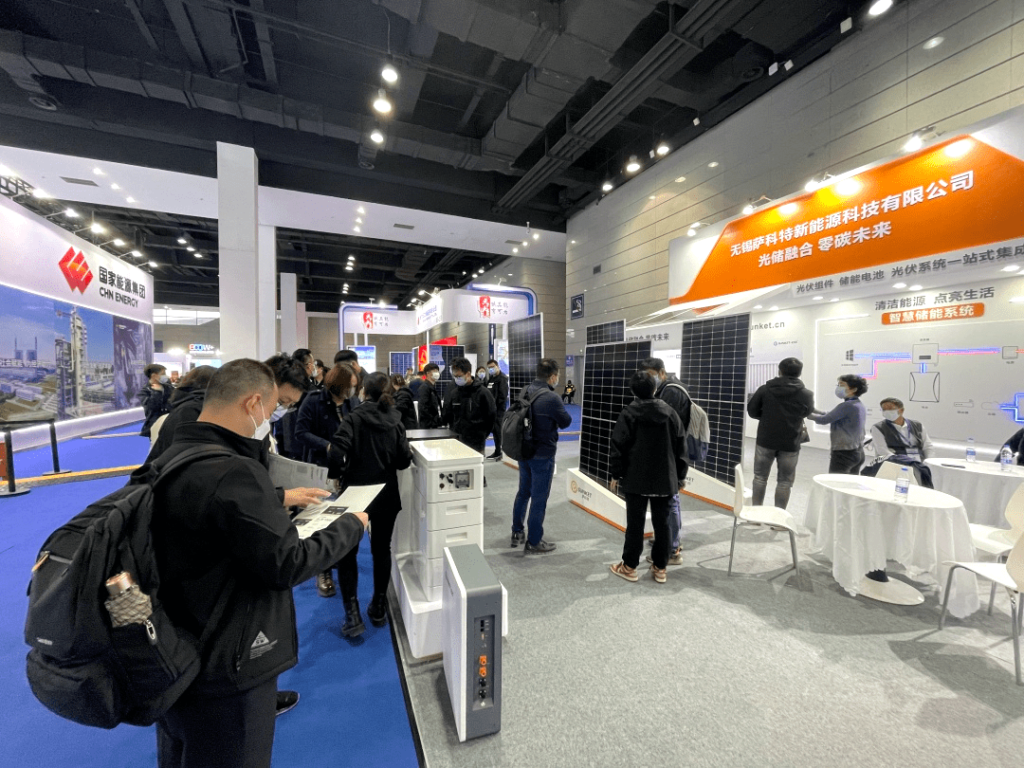 The staff is introducing the product to the solar panel